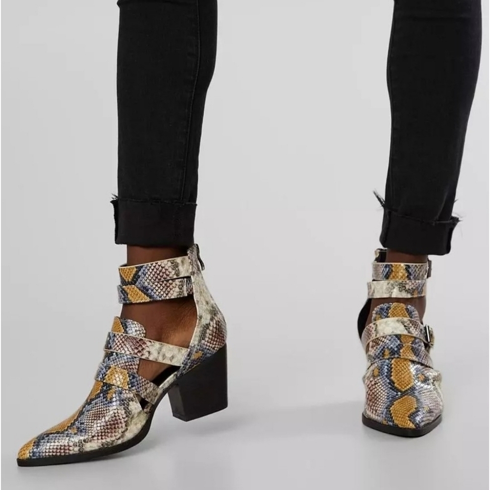 🦋SNAKE PRINT BOOTIES
